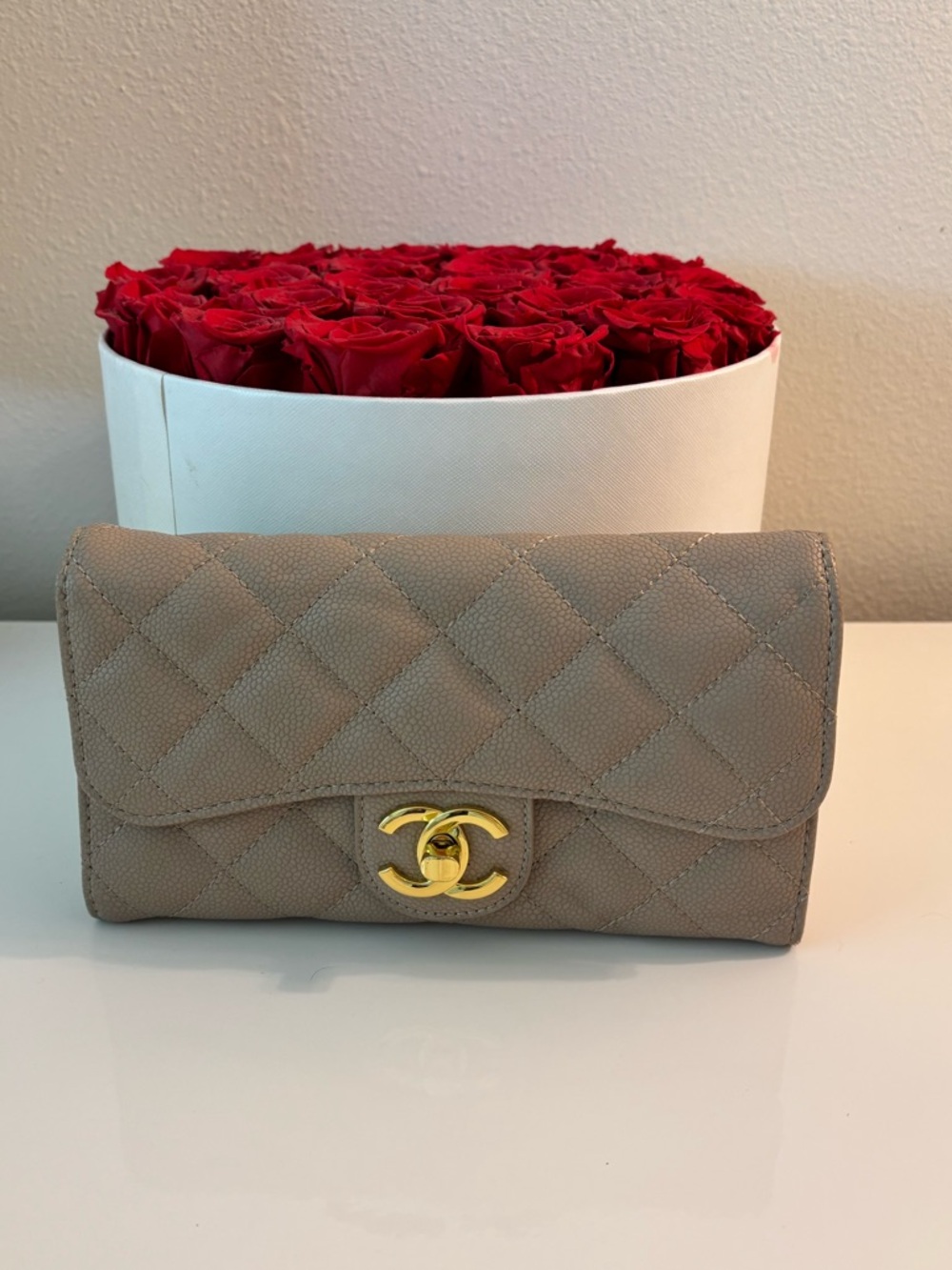 Small clutch bag. Could be used as a clutch or shoulder bag. Chain is detachable